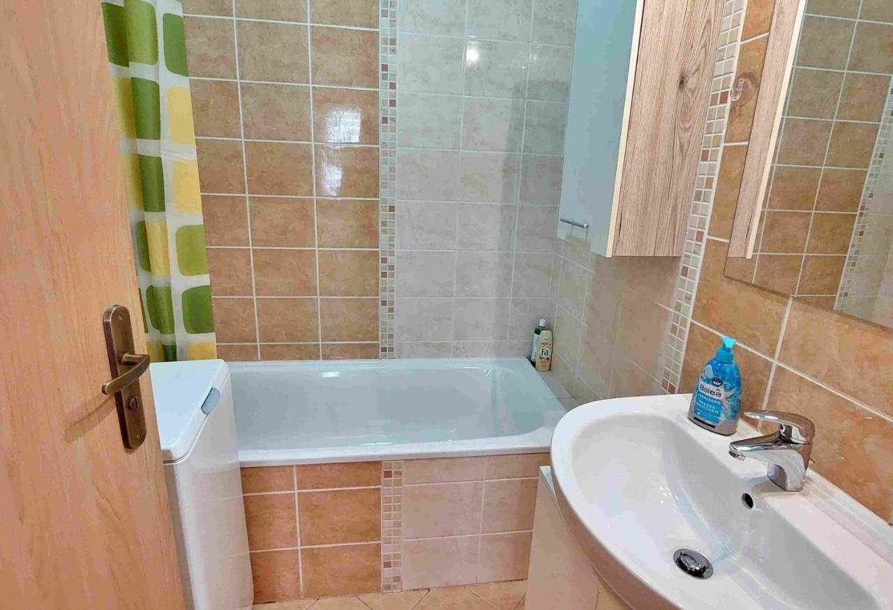 Ferienwohnung Bakosova Prijemny 2 Izbovy Byt V Centre, 24H Self Check-In Banská Bystrica Exterior foto